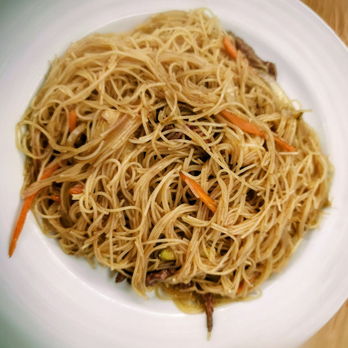 Fideos de arroz con tres delicias