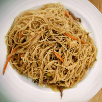 Fideos de arroz con tres delicias